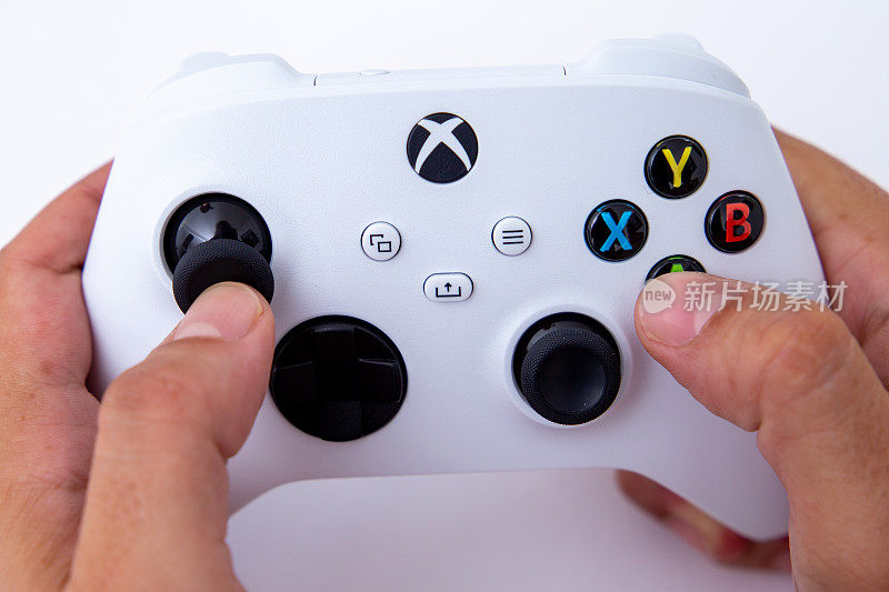 São巴西，保罗，2022年03月:新款视频游戏主机Xbox Series s的白色控制器，用一只手操作按钮